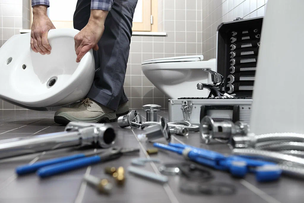 Plumbing tools prepared for a bathroom repair in Panama City