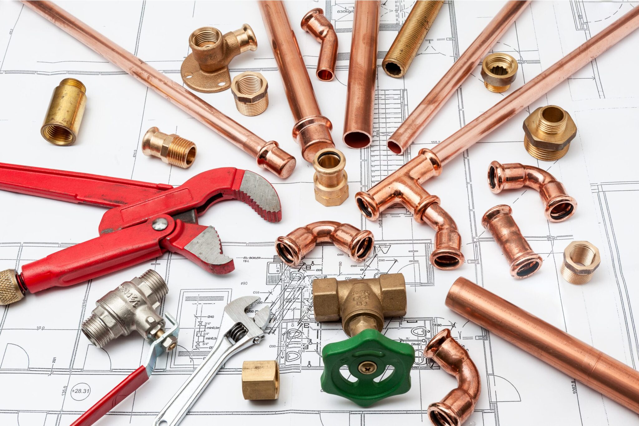 Copper pipes, fittings, valves, and plumbing tools in Panama City